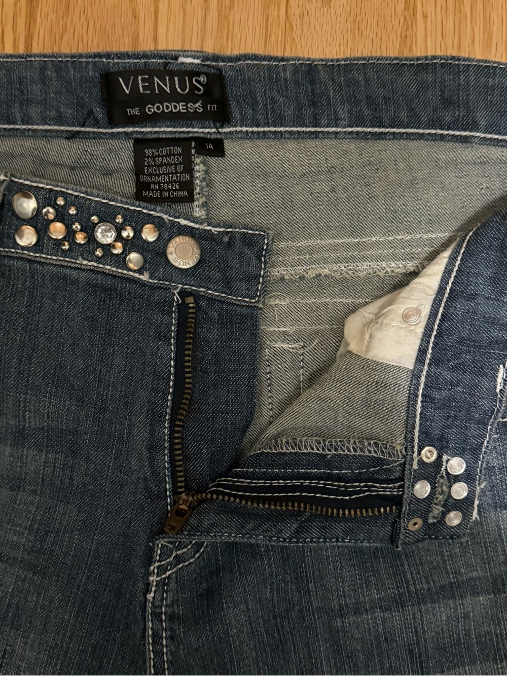 New! VENUS Studded Waist Jeans - Picture 7 of 12